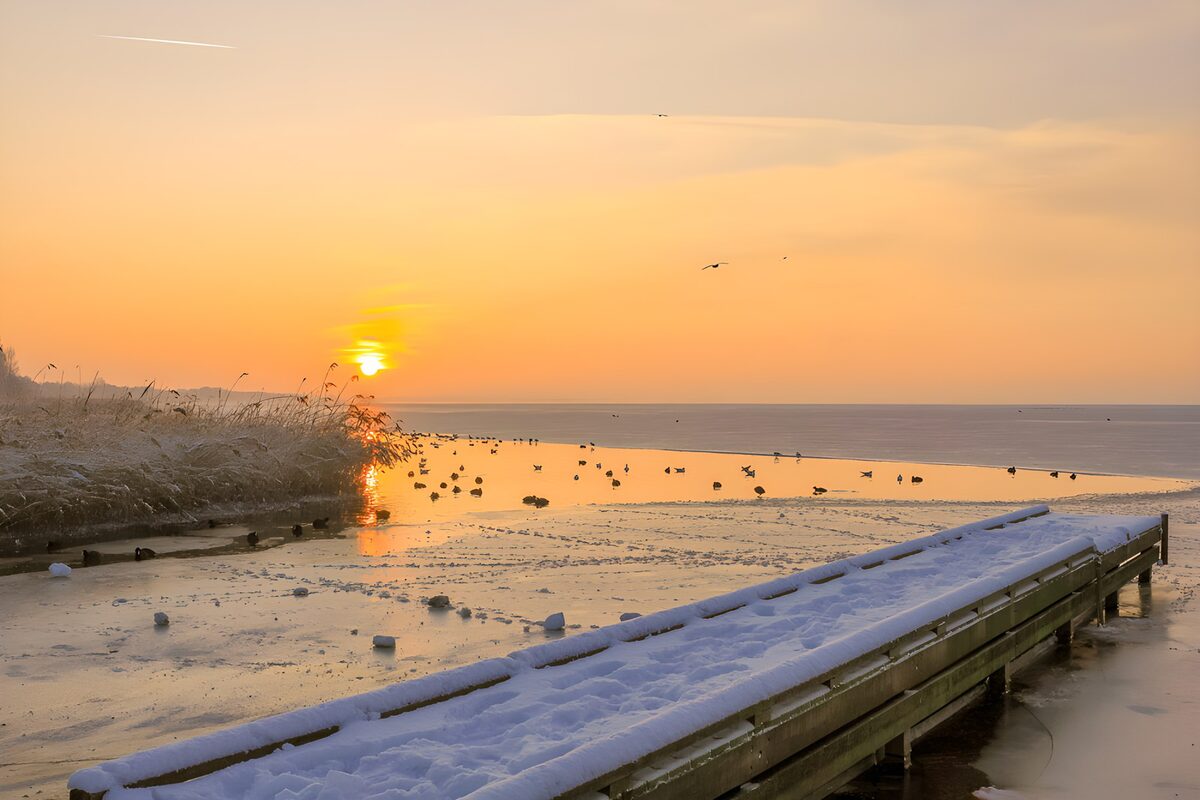 Steiger in meer bij zonsondergang