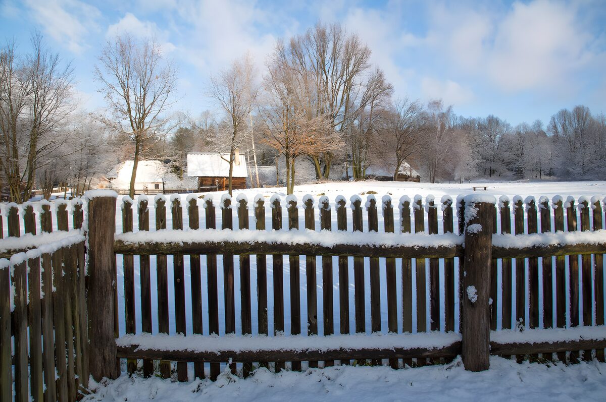 Winterlandschap met houten hek