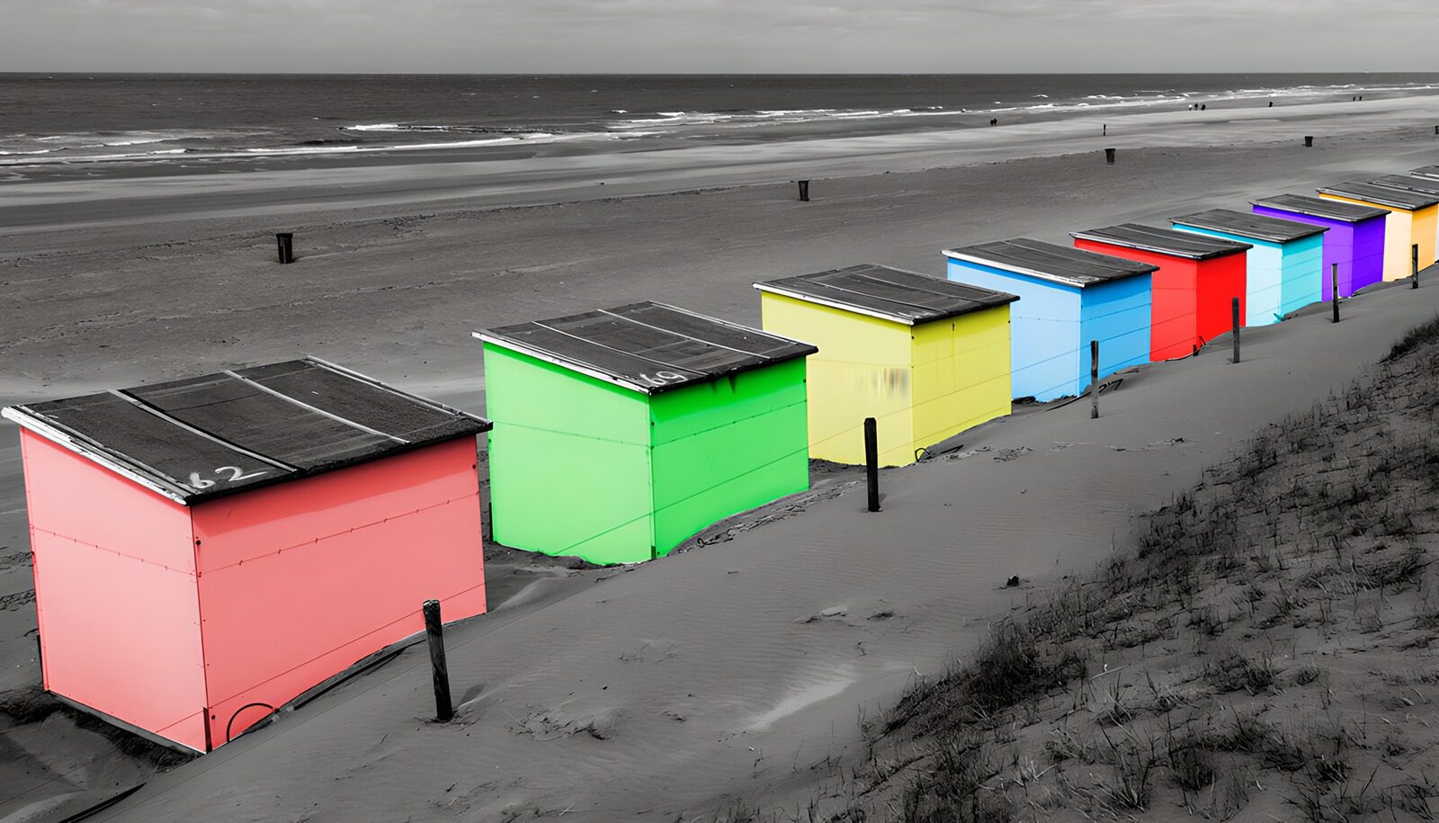 TP29009: Kleurrijke Strandhuisjes in Zwart-Wit