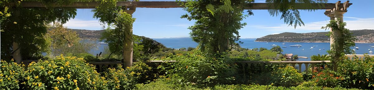 TP83224: Uitzicht op de kust vanaf een pergola
