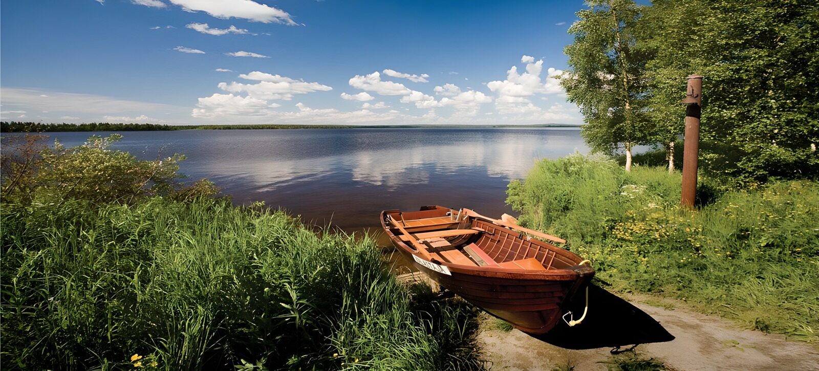 TP31365: Boot aan de oever van het meer