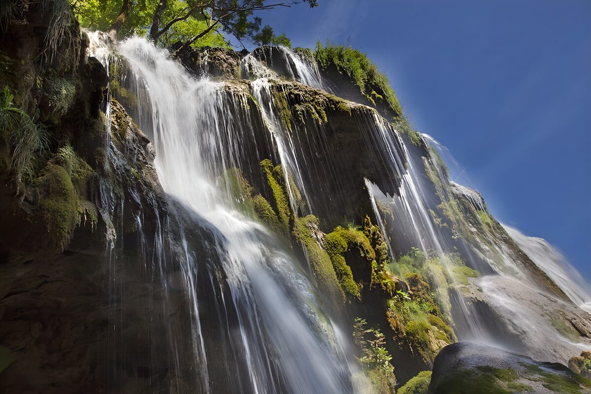 Prachtige waterval in de natuur