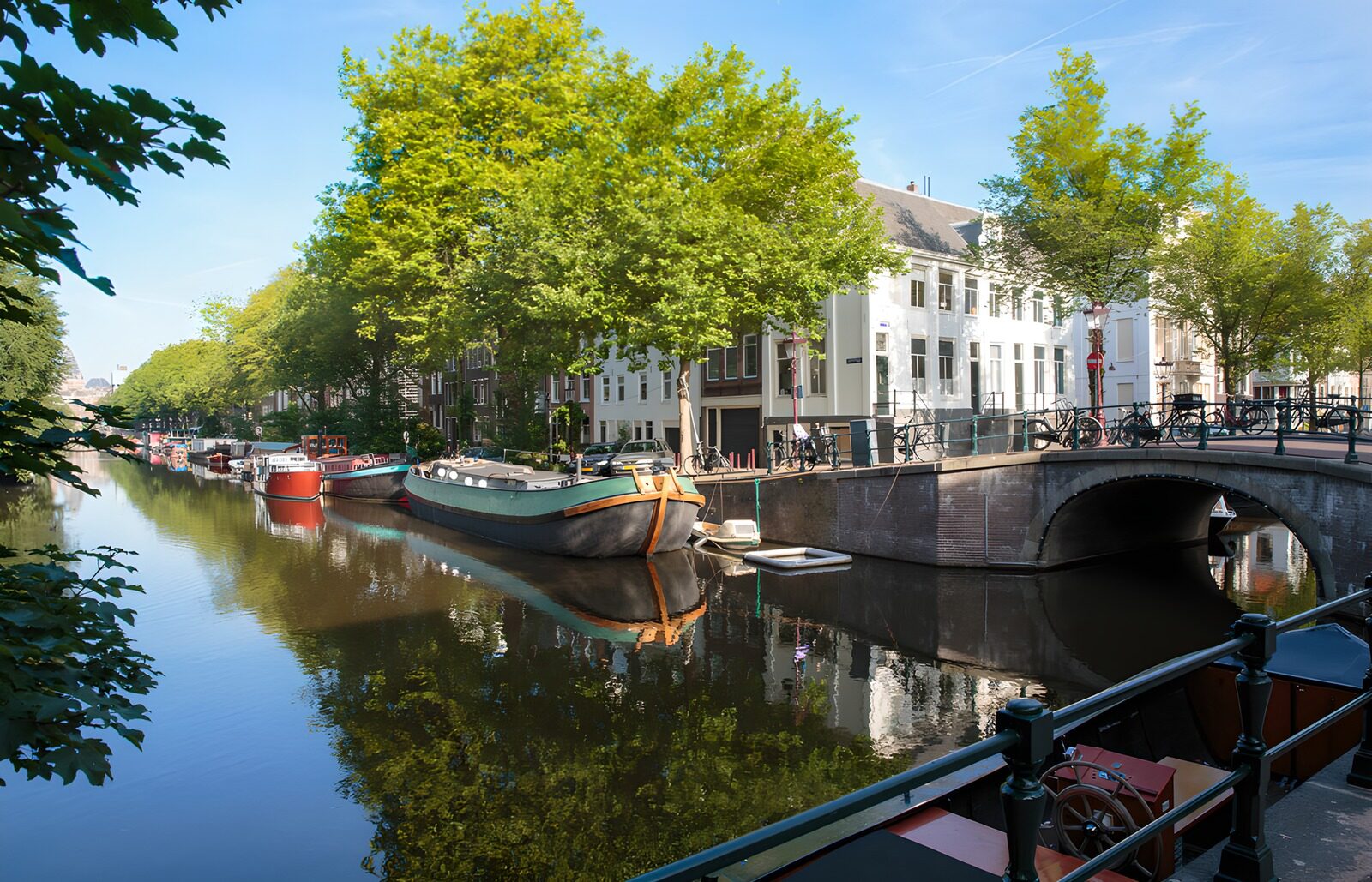 TP47821: Rustiek Kanaal met Groene Bomen