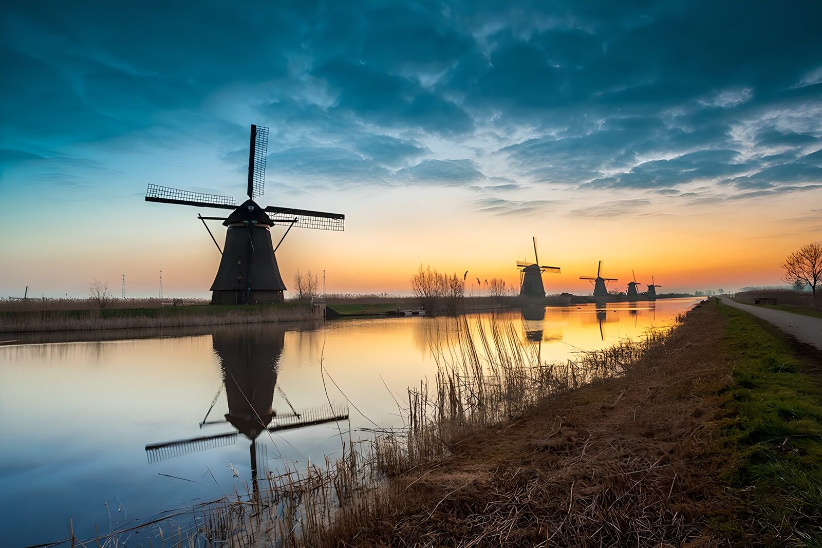 TP17808: Windmolens bij zonsondergang