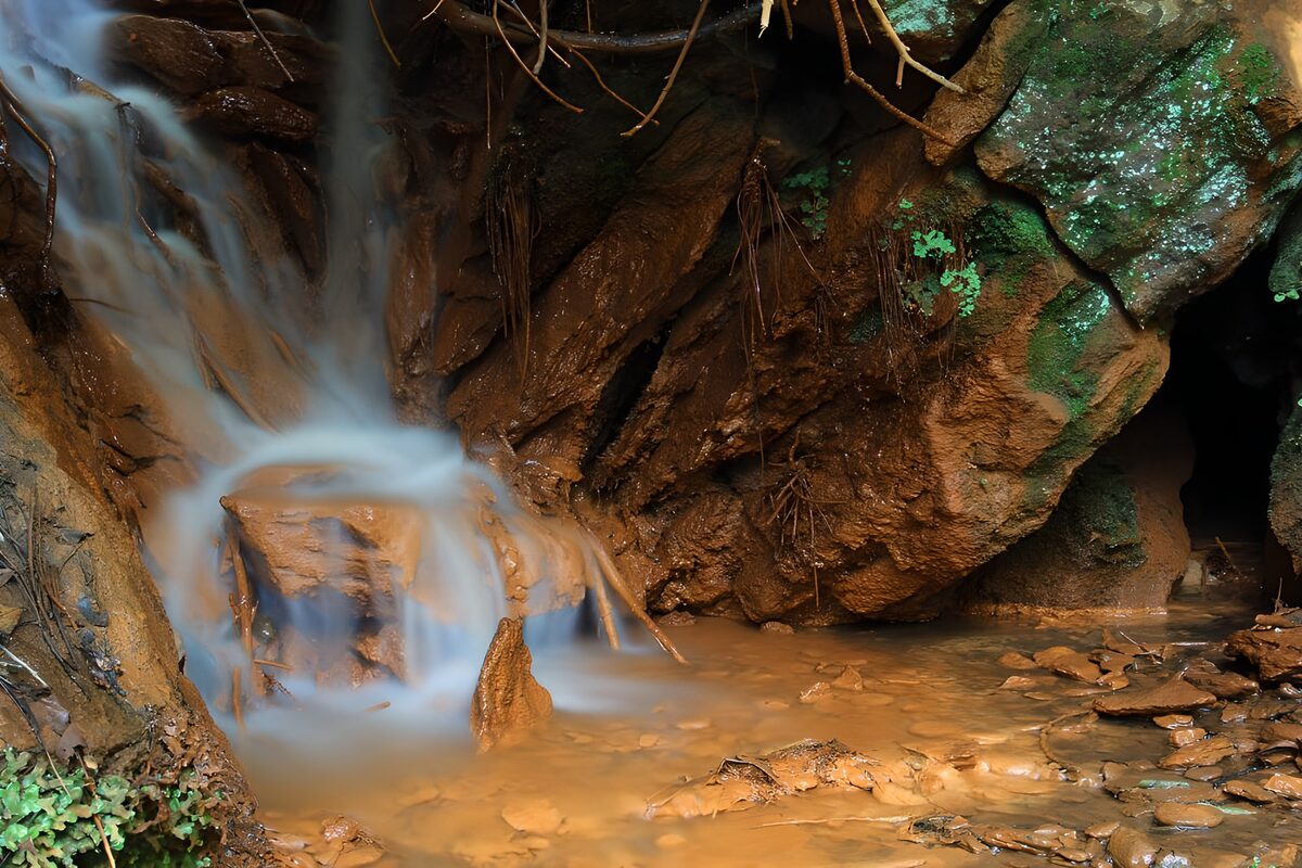 Rustgevende waterval in grot