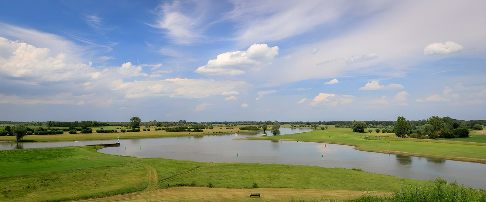 TP96092: Rustige Rivierlandschap onder een Blauwe Lucht