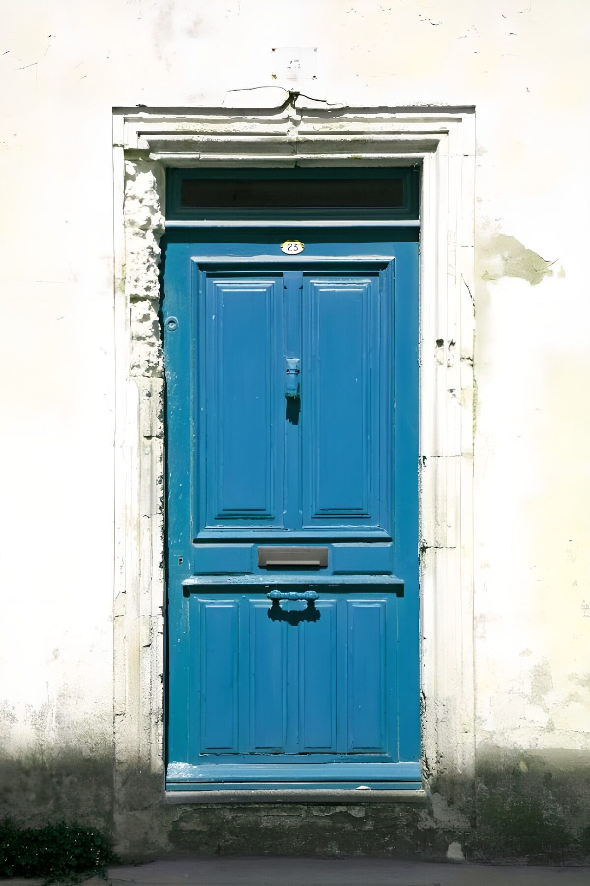 Blauwe deur op een vervagende muur