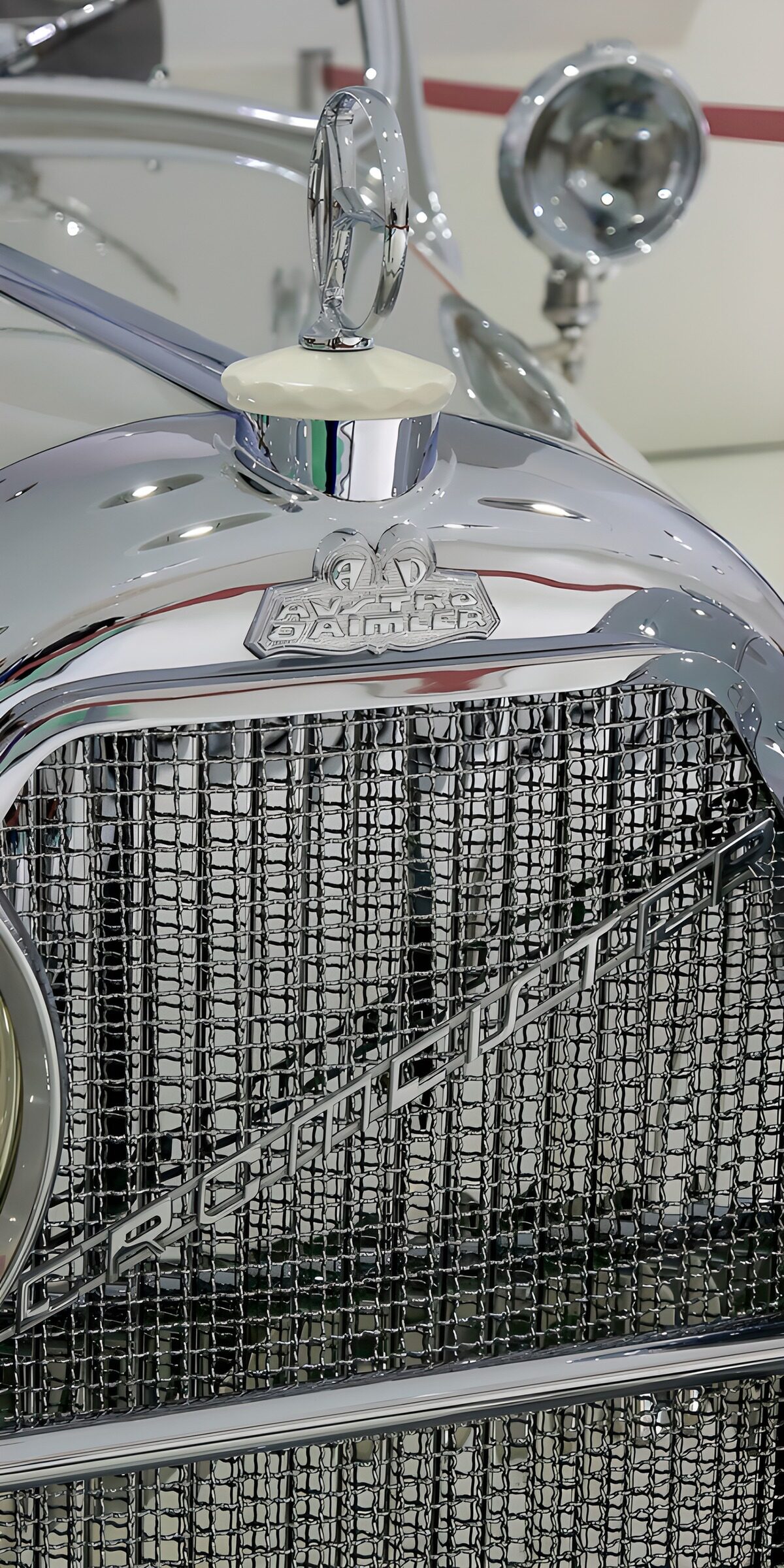 TP52887: Klassieke Chroomauto met Daimler Embleem