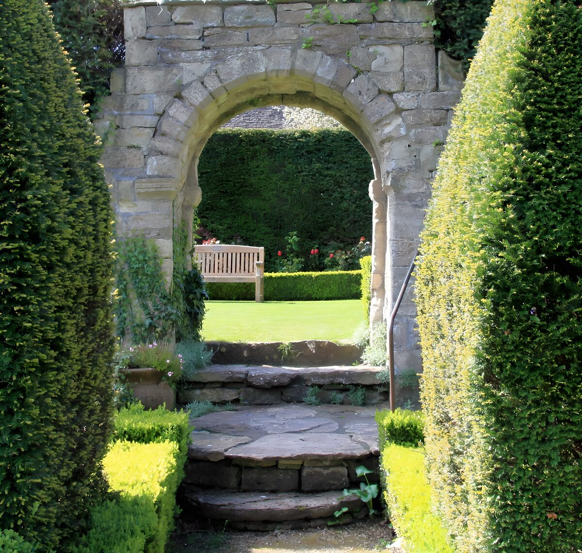 TP16911: Rustige tuin met stenen boog