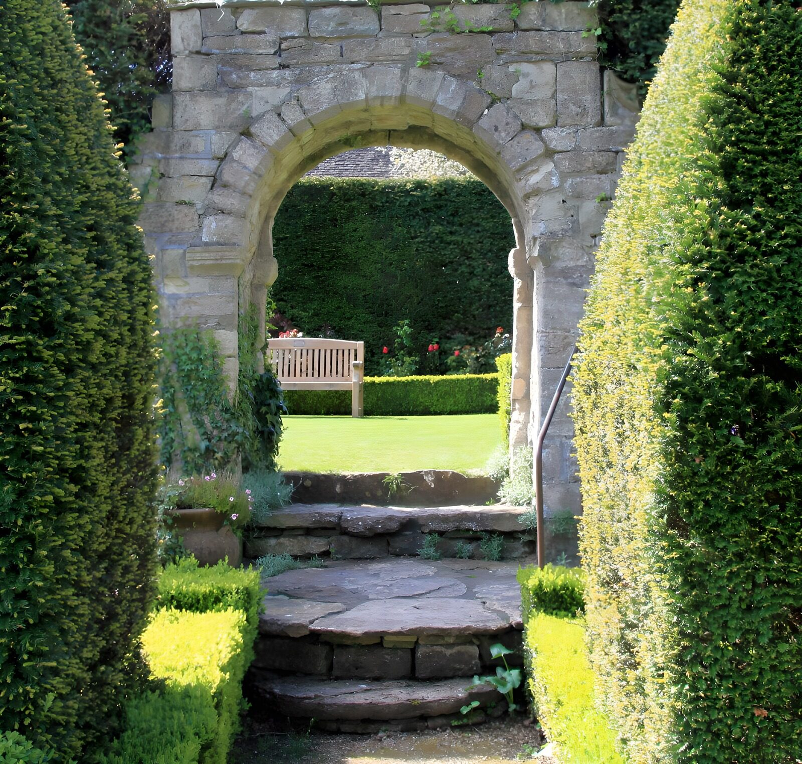 TP16911: Rustige tuin met stenen boog
