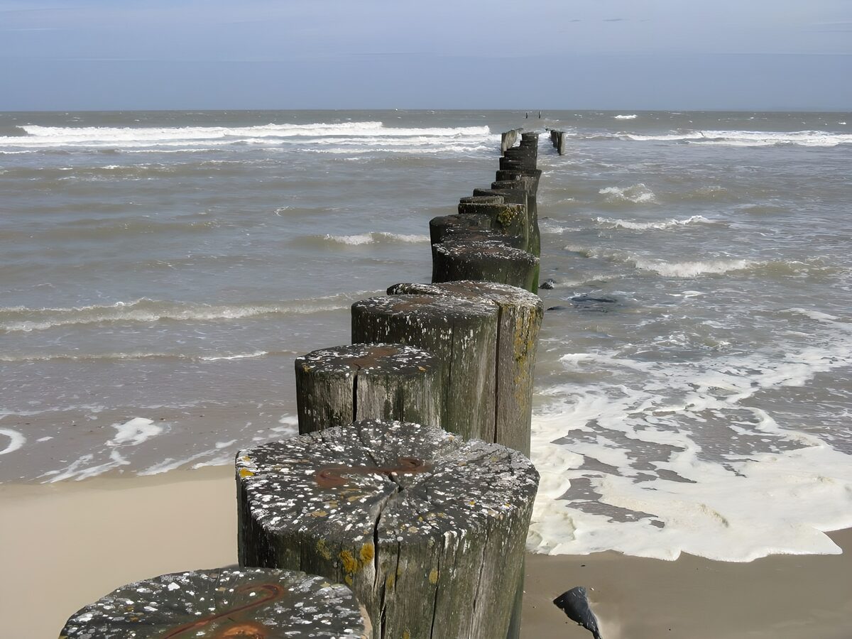 Zeeuws strand met palen tot in zee