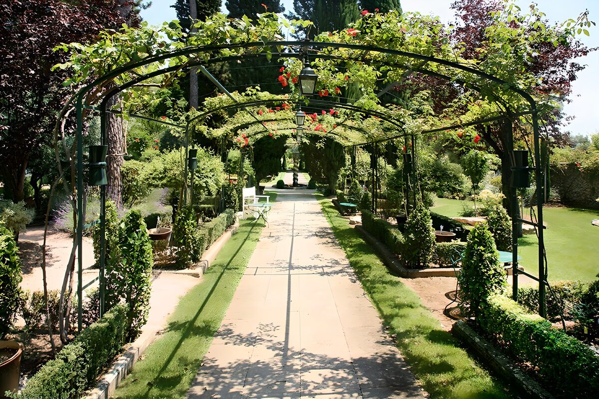 Prachtige tuin met voetpad en pergola