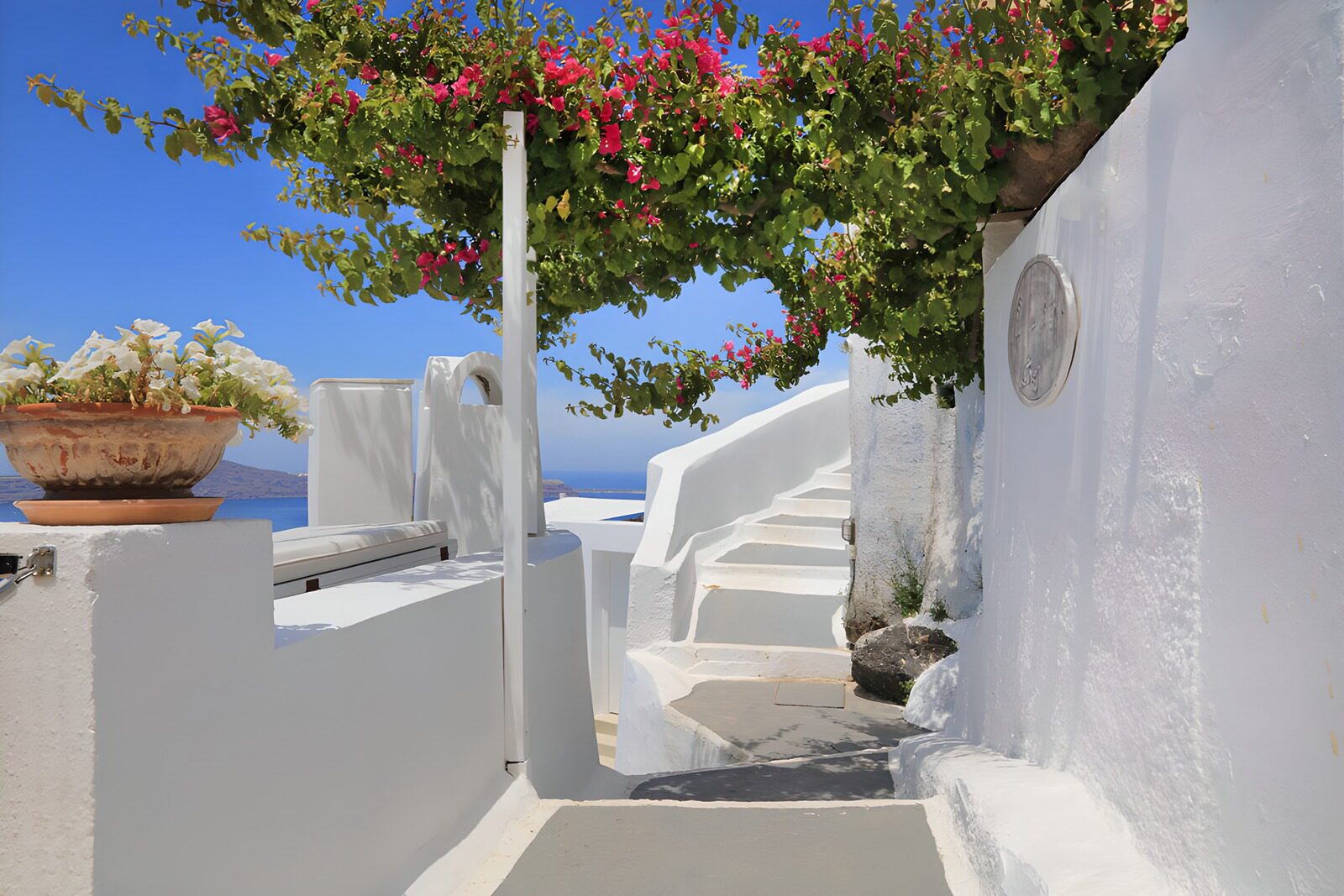 TP67939: Een schilderachtige straat in Santorini