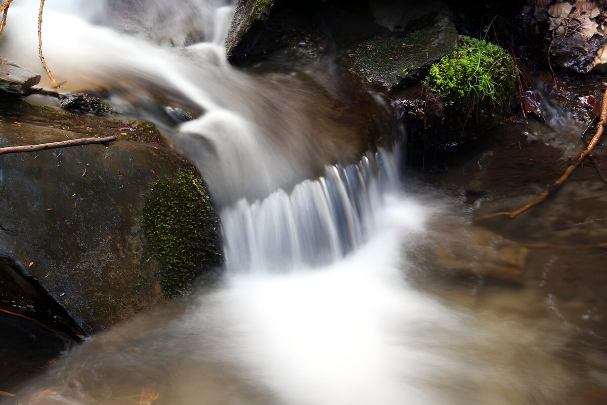 Stromend Water in de Natuur