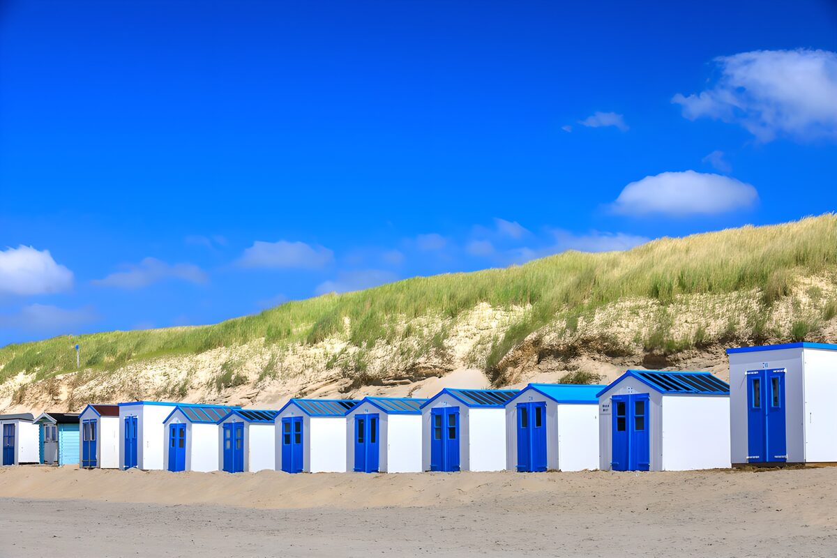 TP22238: Strandhuisjes onder een blauwe lucht