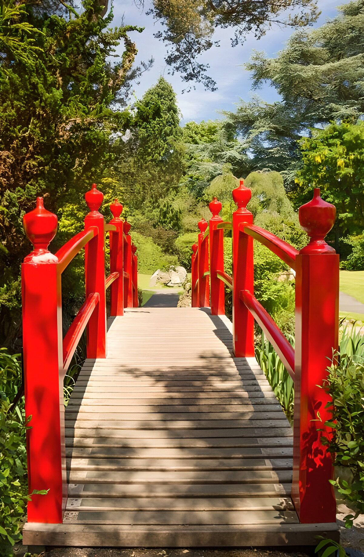 TP87771: Rode Brug in een Groene Tuin