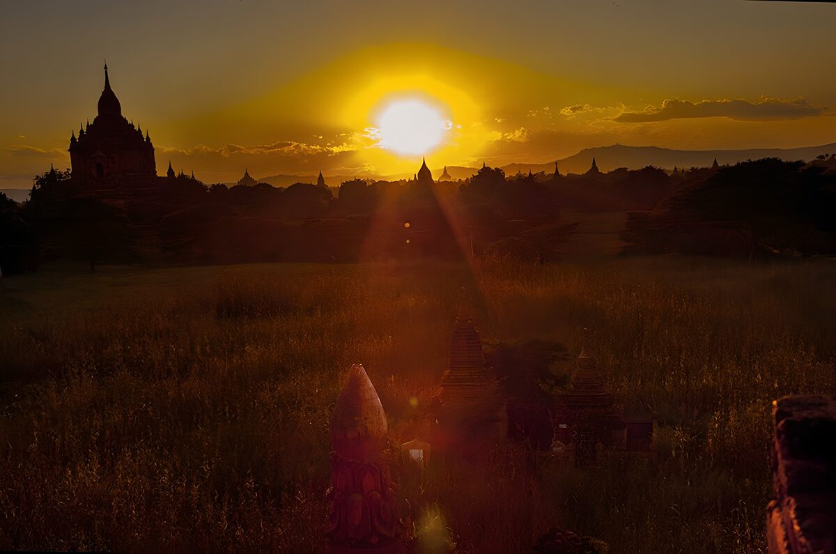 Zonsondergang boven Bagan