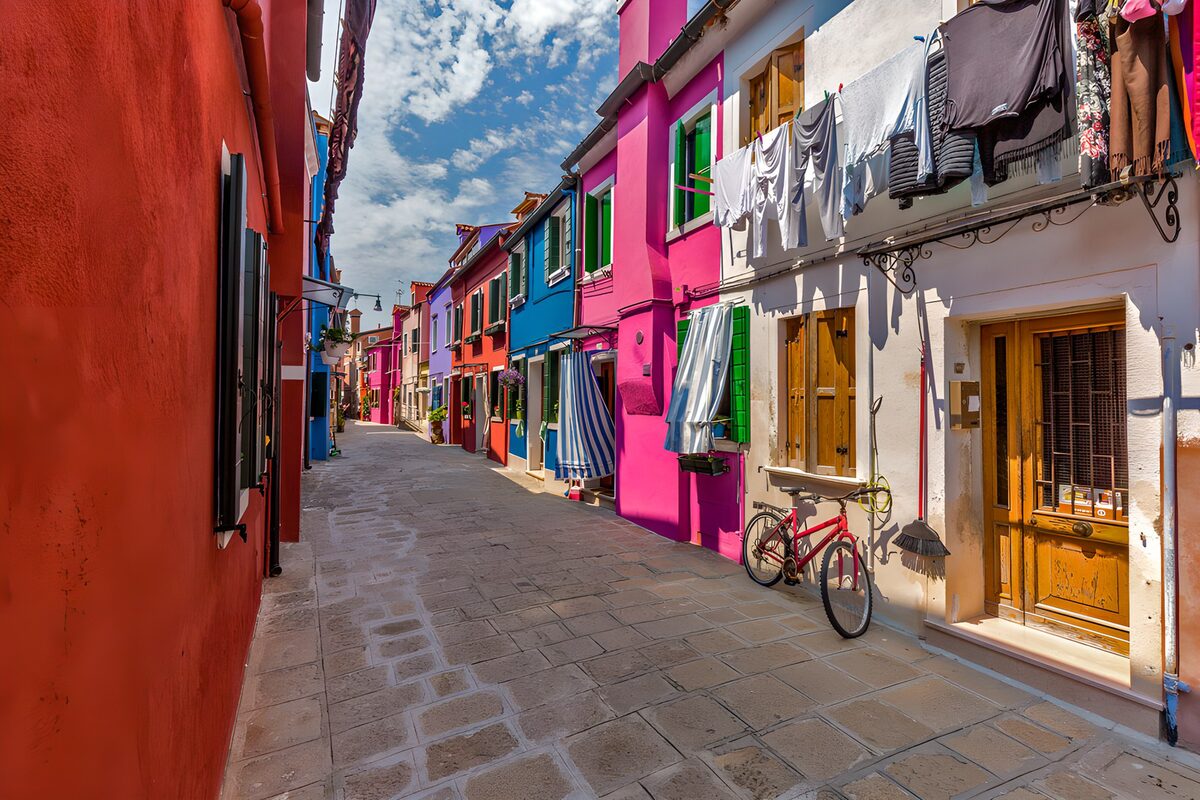 Kleurrijke straat in Burano
