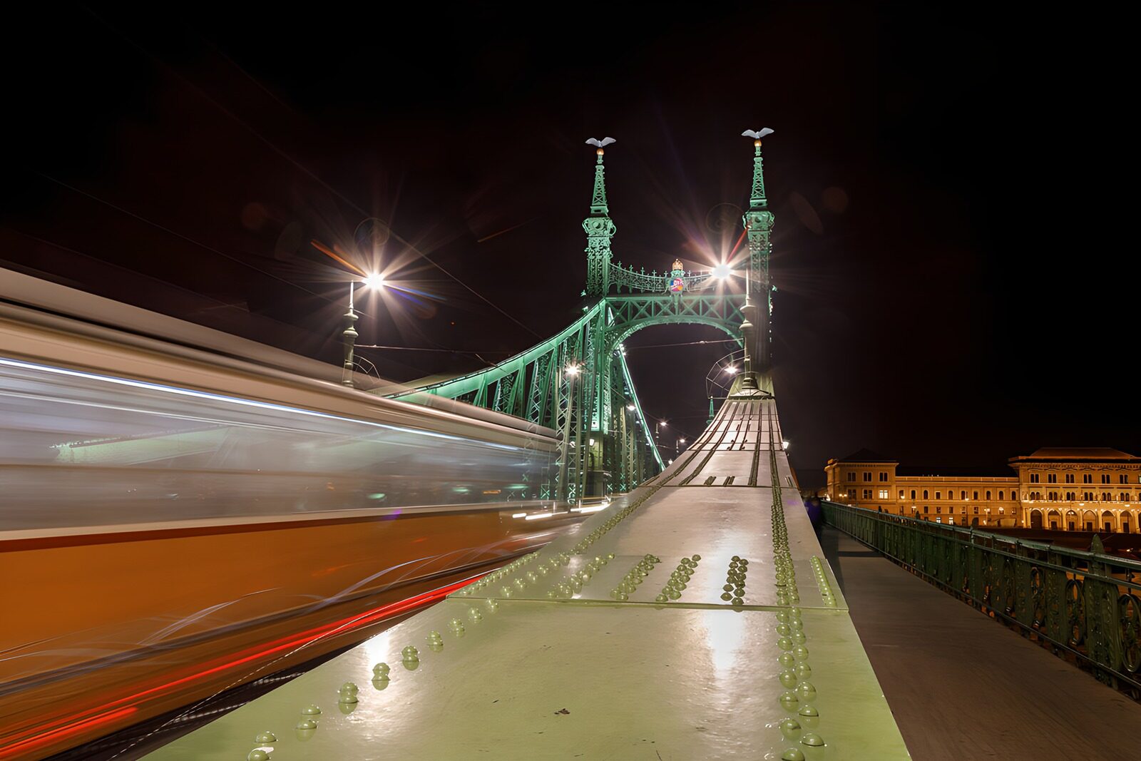 TP52095: Verlichte Vrijheidsbrug bij Nacht