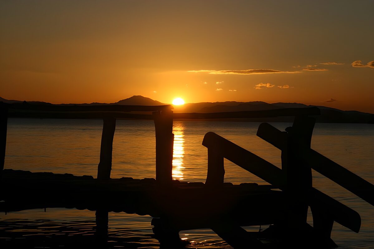 Zonsondergang boven het water