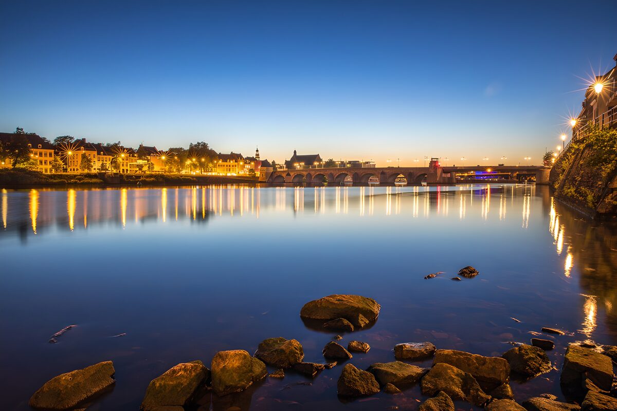 Avondrust bij de Rivieroever