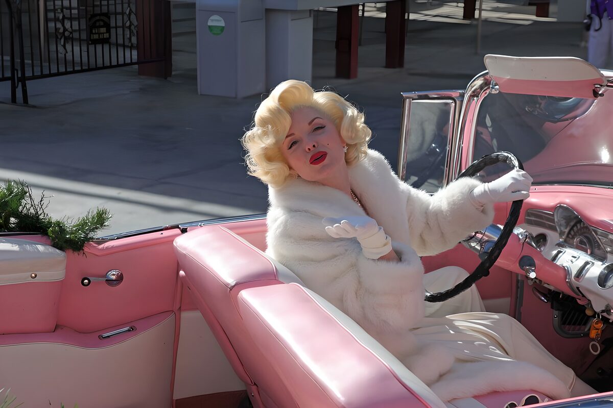 Marilyn Monroe in roze auto