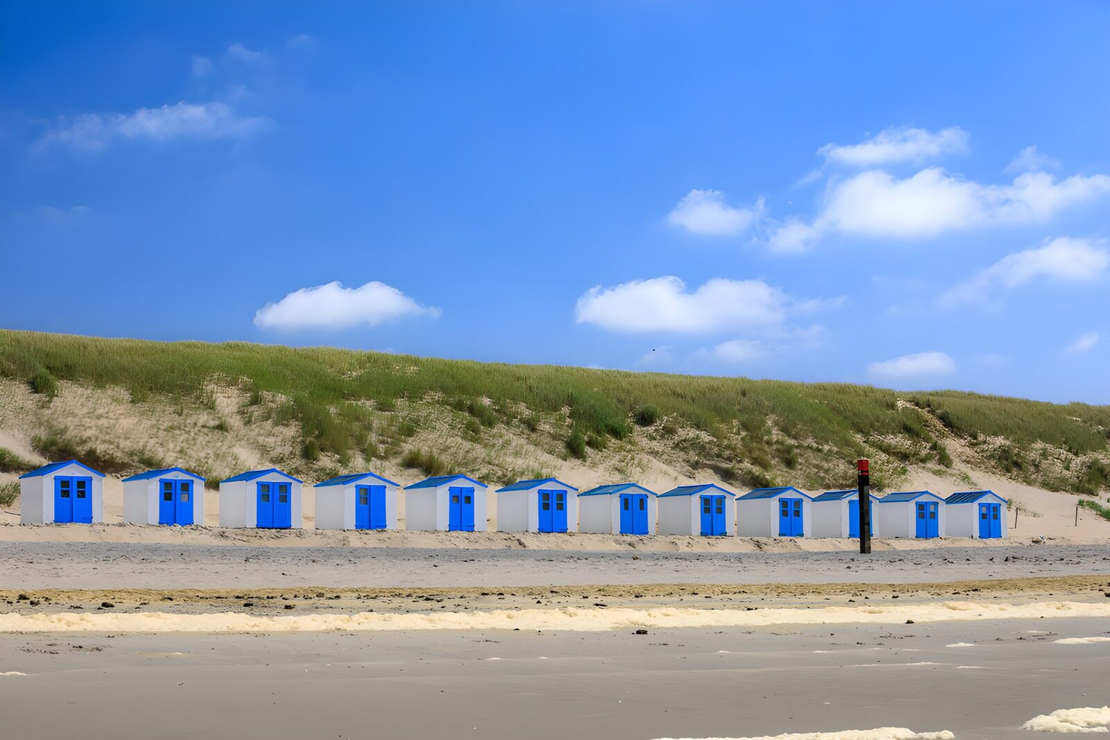 TP13856: Blauwe strandhuisjes aan de kust