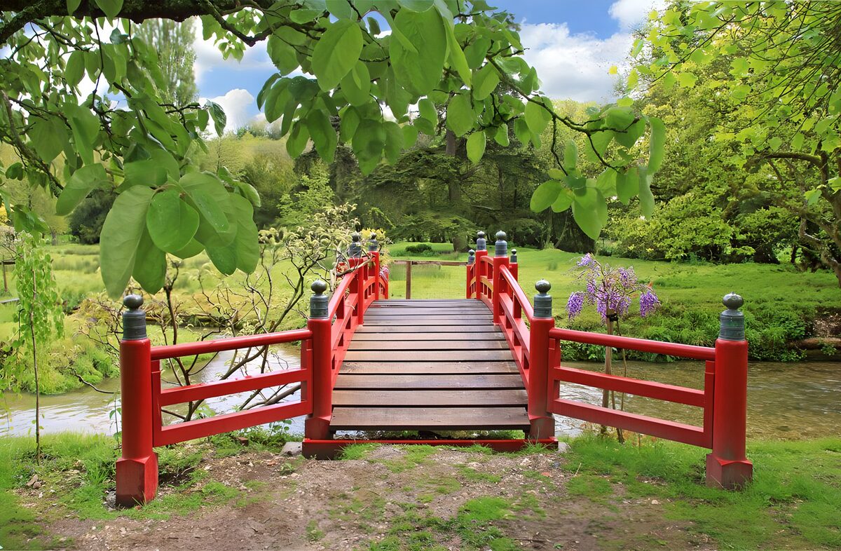 Rode brug over beekje