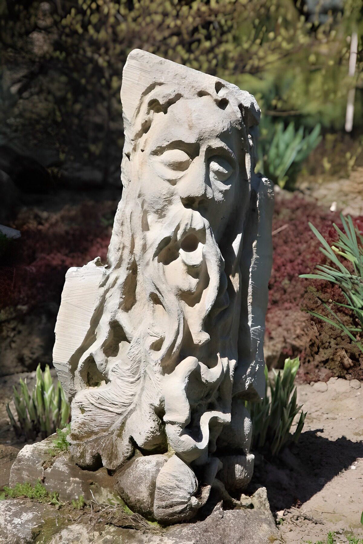 Zingend gezicht kunstwerk in steen