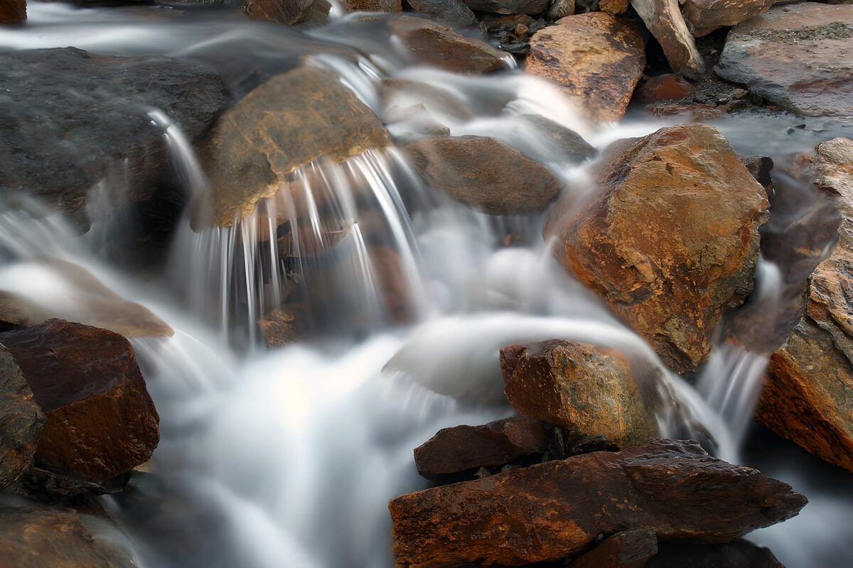 TP65308: Rustig stromend water tussen stenen