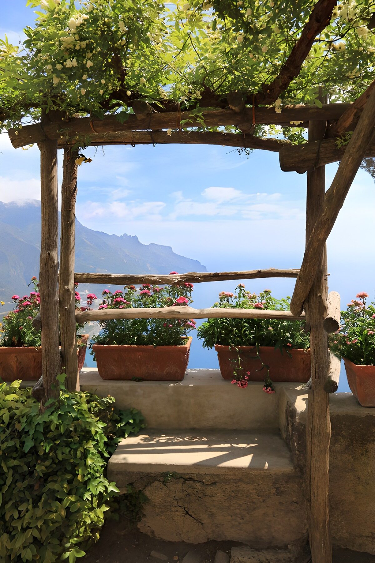 TP62780: Uitzicht vanaf een pergola met bloemen