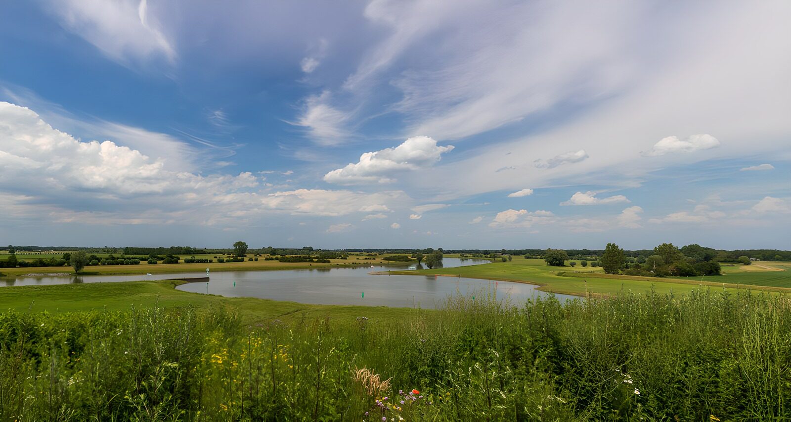 TP33846: Sereen Landschap met Water en Lucht
