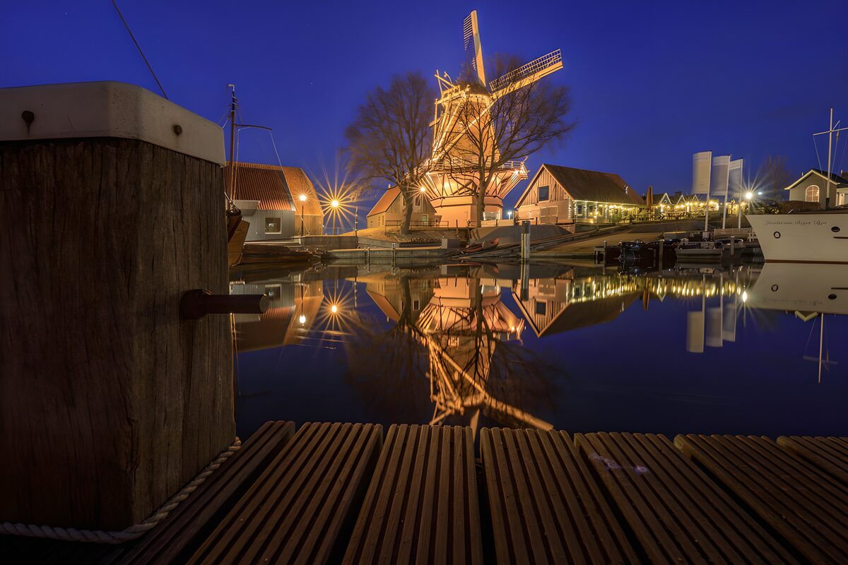 Verlichte molen bij nacht
