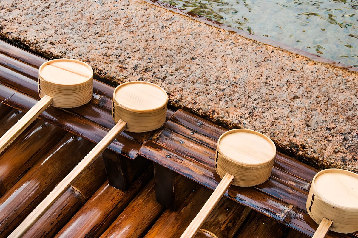Houten lepel en raampje bij water