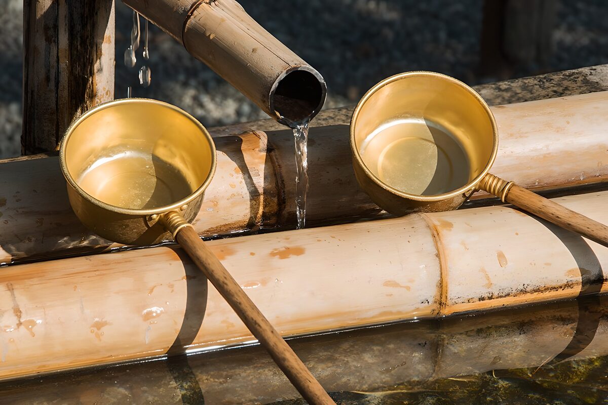 Traditionele waterschenker met bamboe