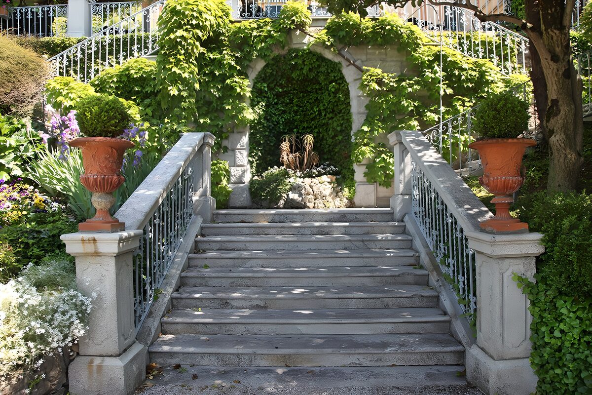 Sfeervolle tuin met elegante trap