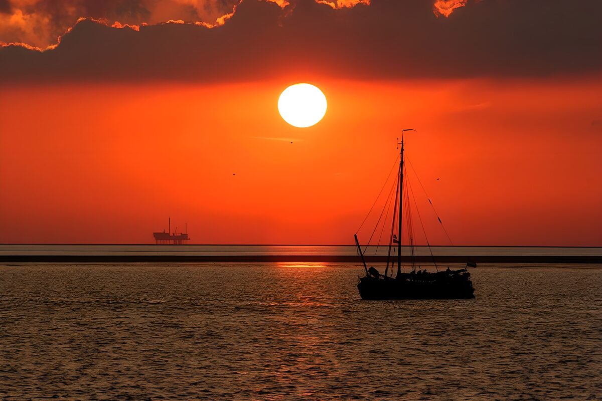 Prachtige zonsondergang boven de zee