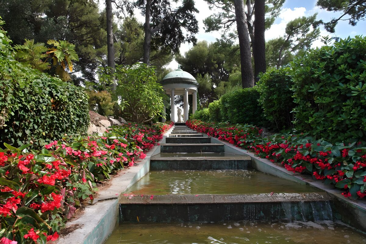 TP21539: Prachtige tuin met fontein en bloemen