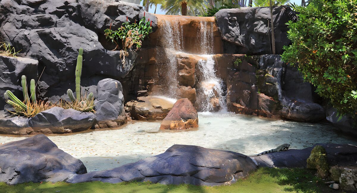 Waterval in tropische tuin