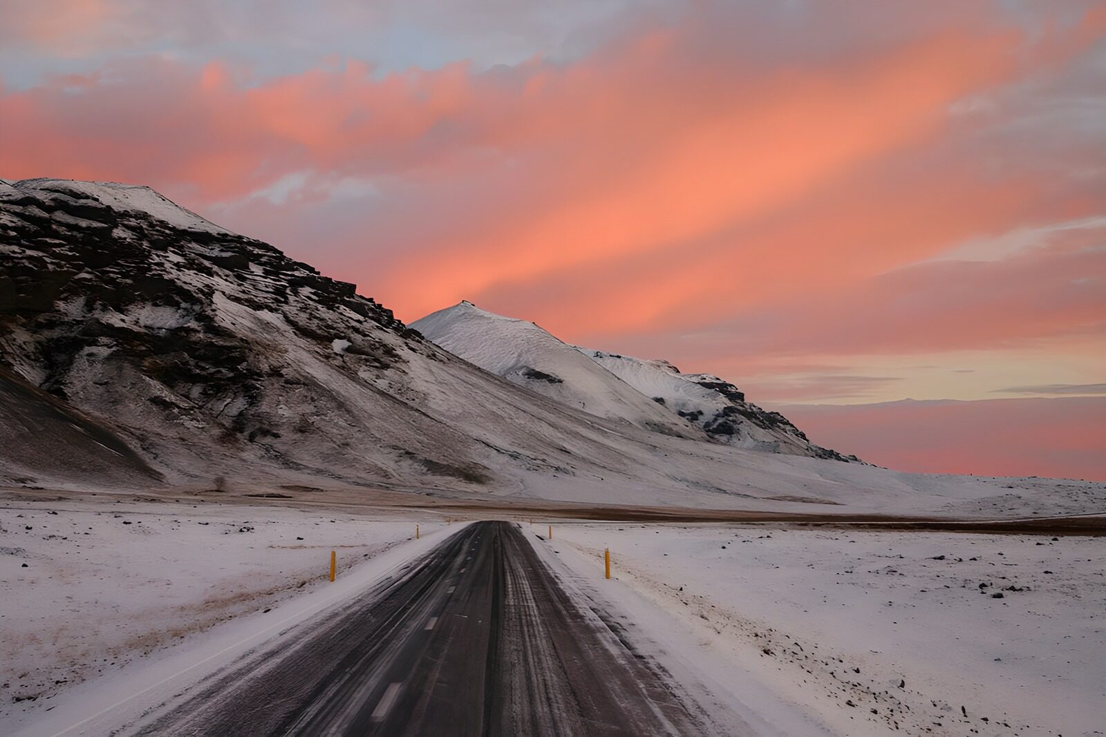 TP78127: Rode zonsondergang achter de bergen