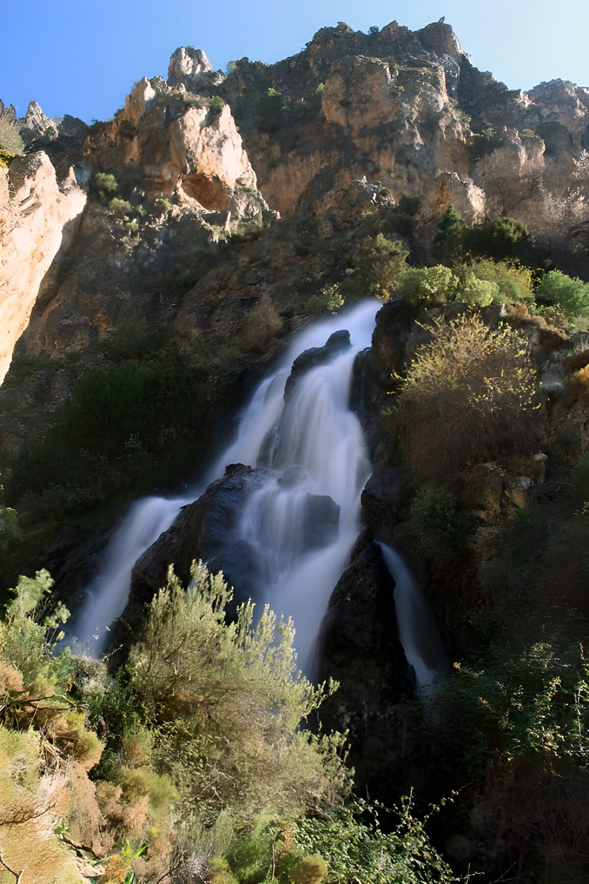 Waterval tussen de bergen