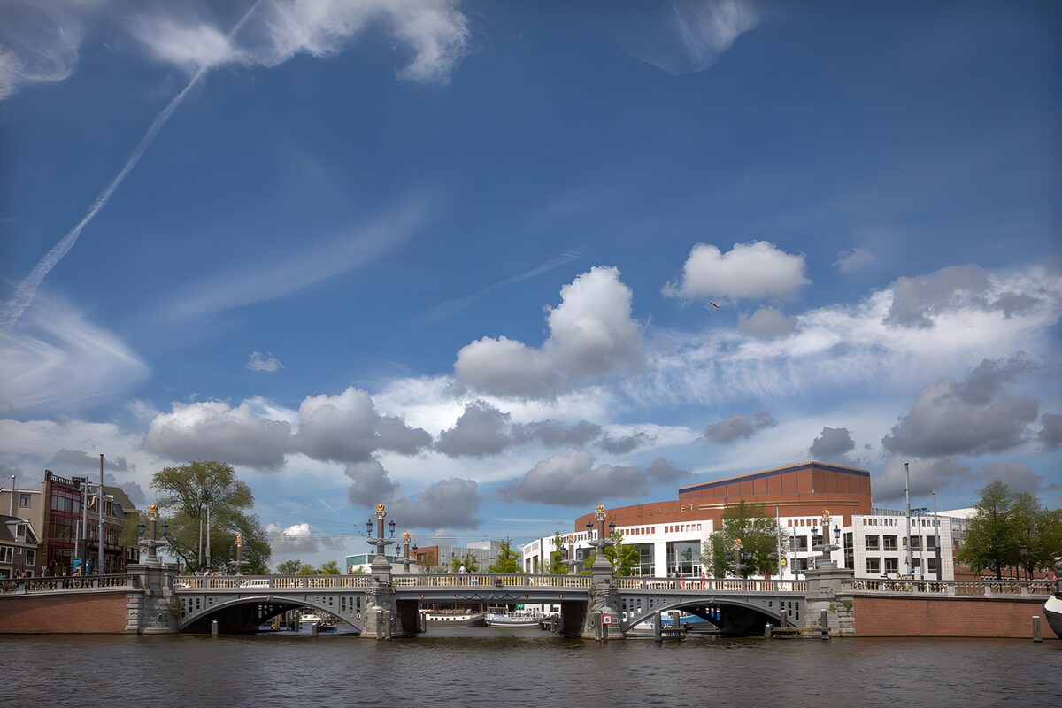 Brug over het water in Amsterdam