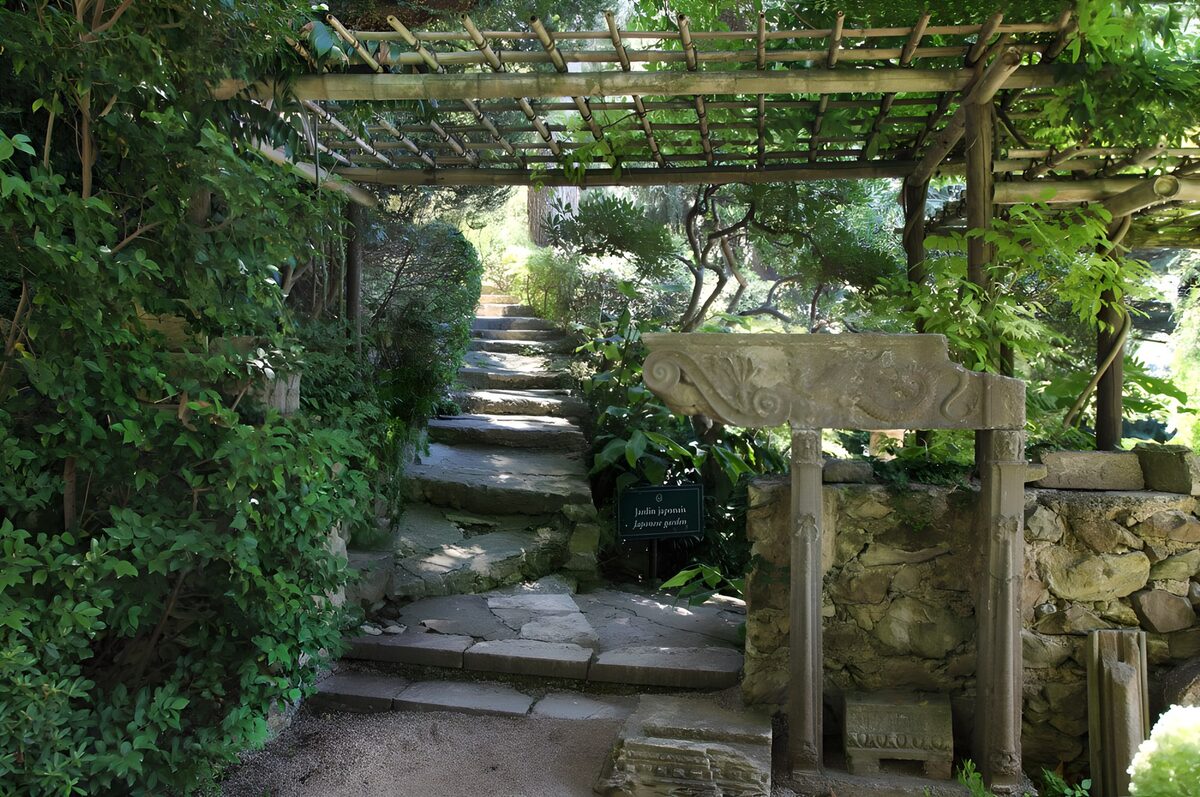 Rustige toegang tot de Japanse tuin