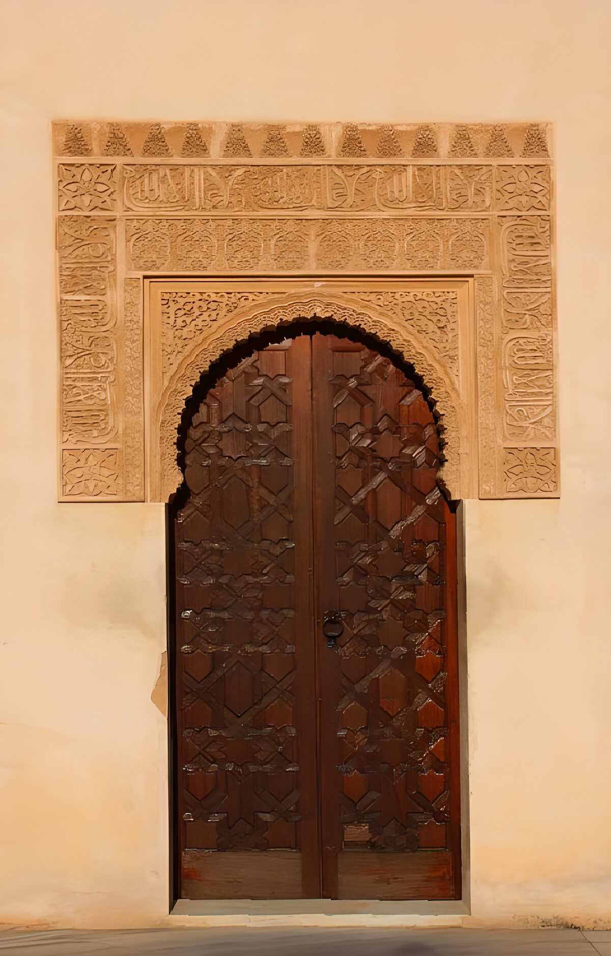 Prachtige Arabische deur met houtsnijwerk