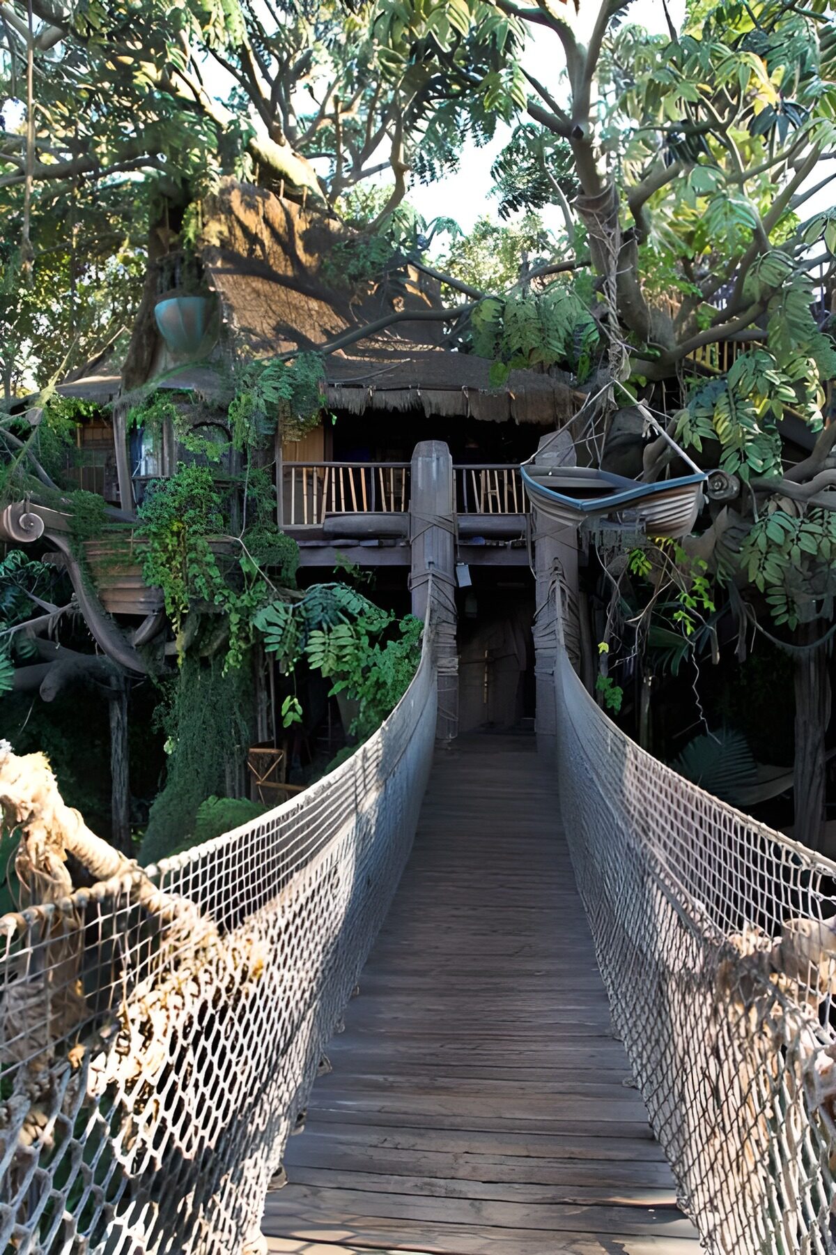 TP20022: Sprookjesachtige boomhut in oerwoud met hangbrug