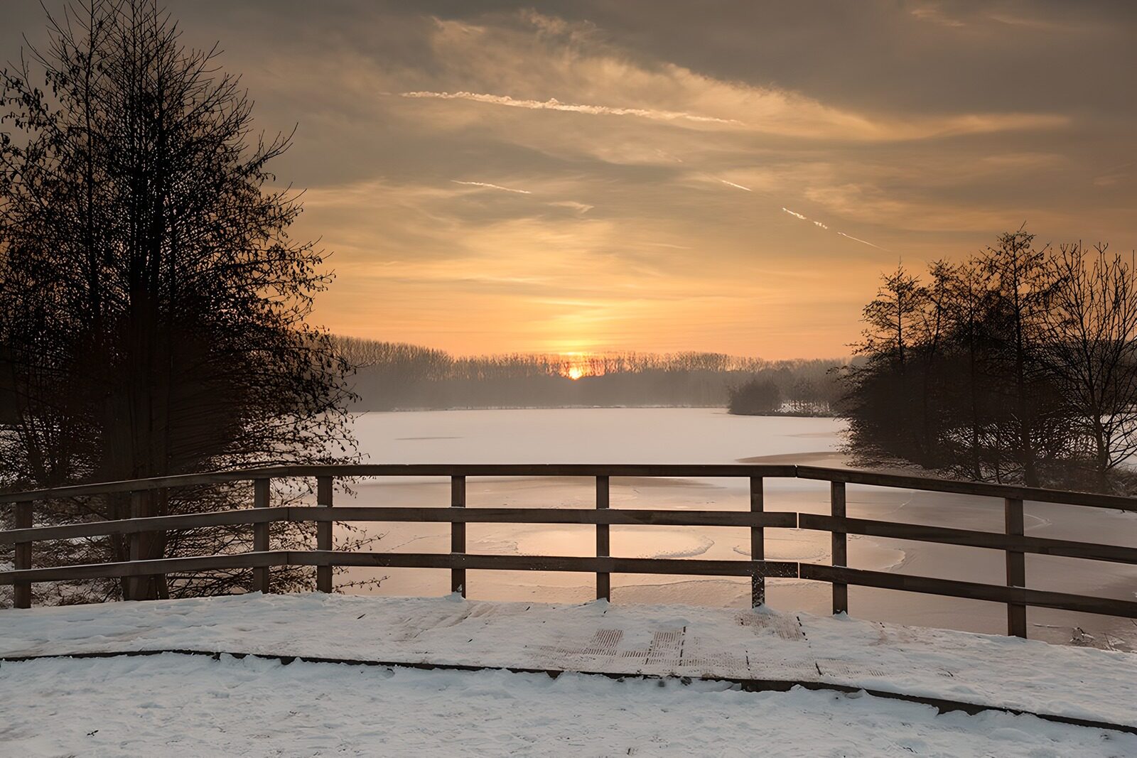 TP46838: Brug over rivier met houten hekwerk en zonsondergang