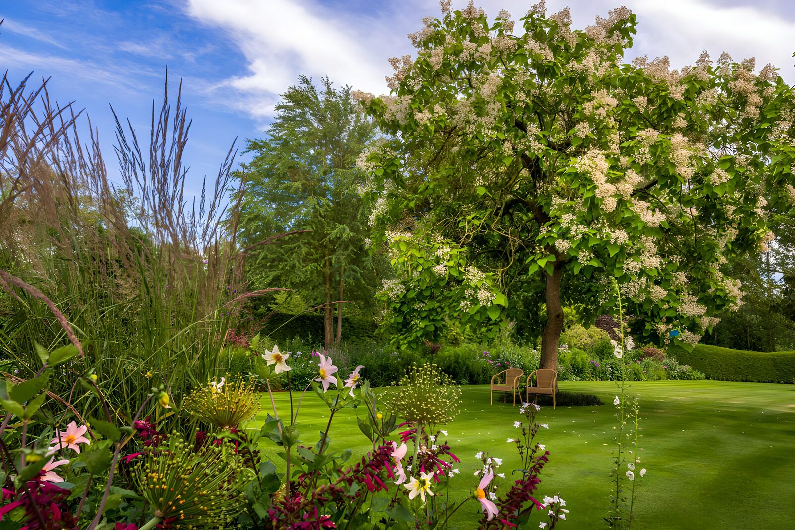 TP57833: Bloeiende tuin met zithoek