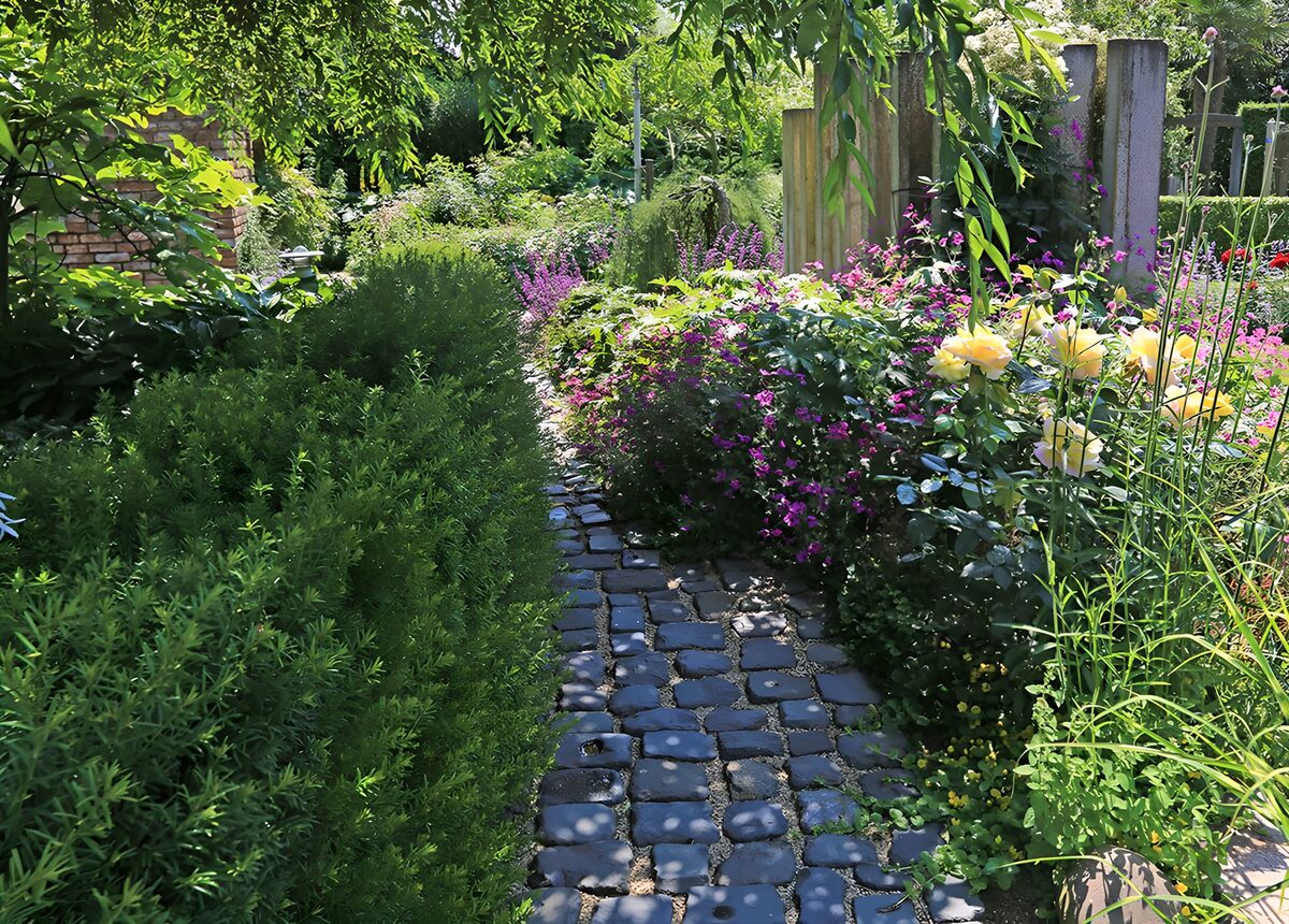 TP83461: Kasseienpad door tuin