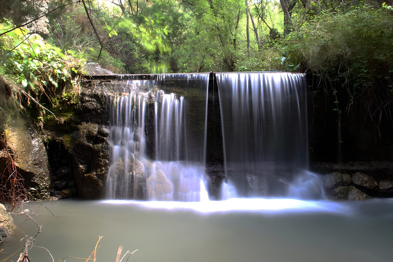 TP17048: Rustgevende Waterval in de Natuur
