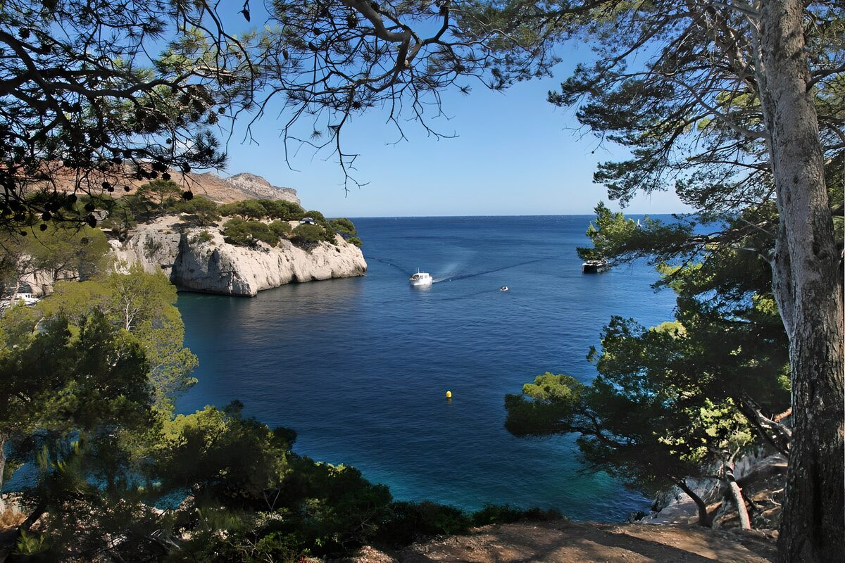 Prachtige baai met helderblauw water